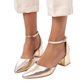 Zlaté čerpadla na sloupku připevněné na kostkách Keris zlatý