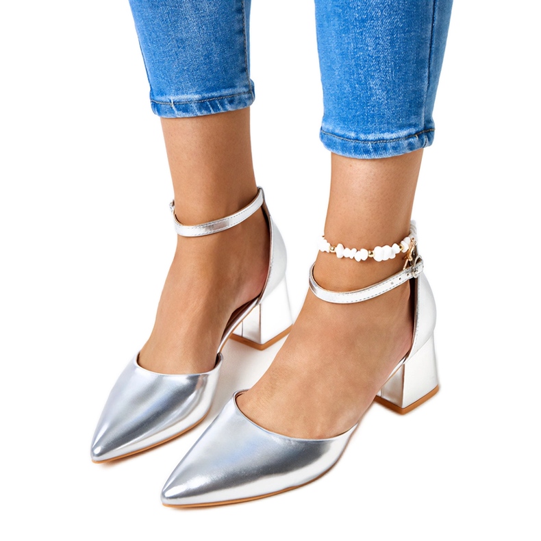 Stříbrná čerpadla na sloupku připevněná keris kostkami stříbrný