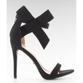Černé sandály na špendlíku s černým lukem