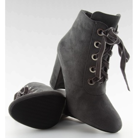 Šedé kozačky na širokém podpatku šedá