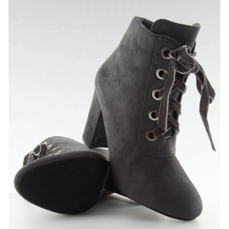 Šedé kozačky na širokém podpatku šedá