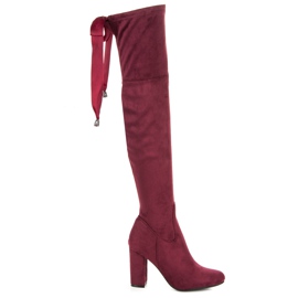 Ideal Shoes Kaštanoví mušketýři převázaní stuhou červený