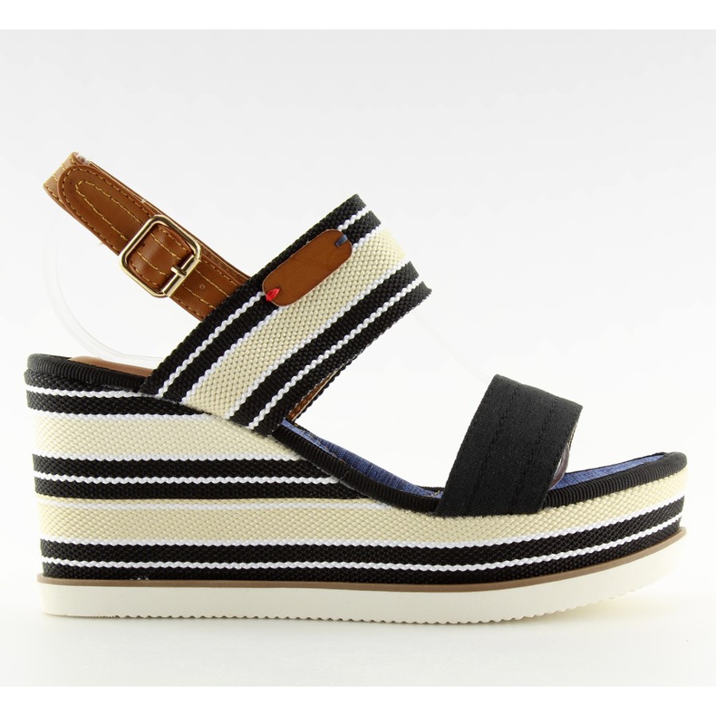 Černé sandály na klínovém podpatku D-37 černá