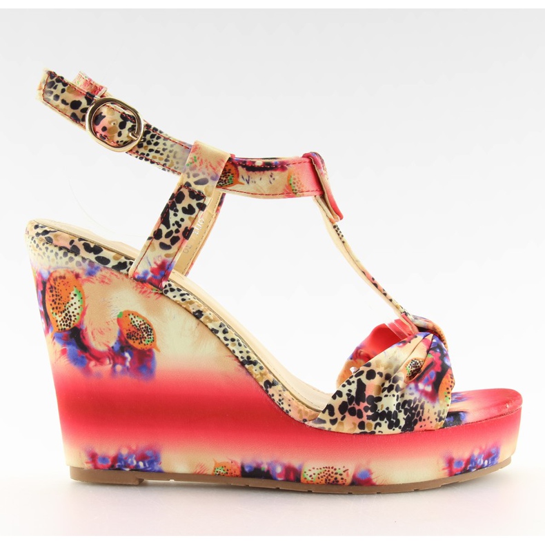 Saténové sandály na klínku 903 červené