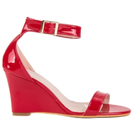 Lakované sandály na klínku červený