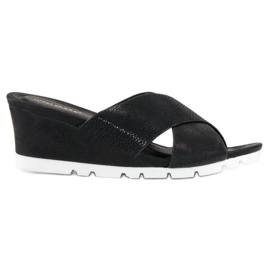 Ideal Shoes Černé pantofle na klínku černá Ideal Shoes Černé pantofle na klínku černá