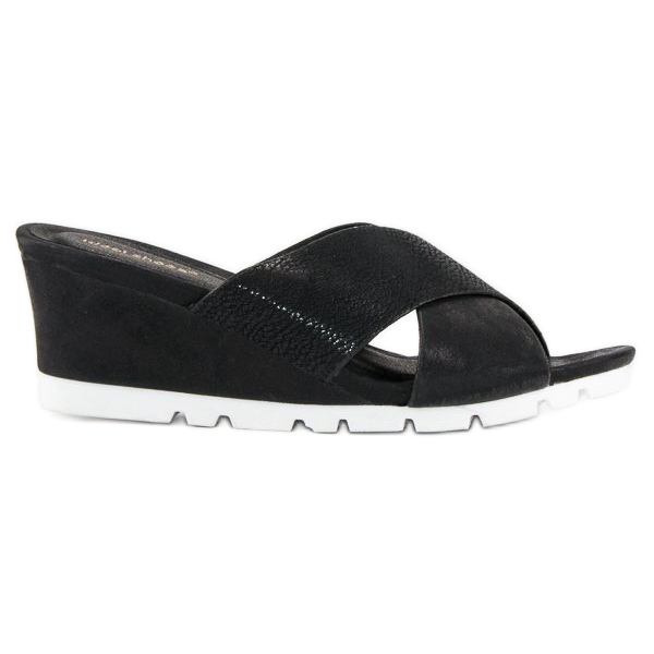 Ideal Shoes Černé pantofle na klínku černá