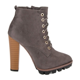 Šedé zavázané boty na sloupku šedá