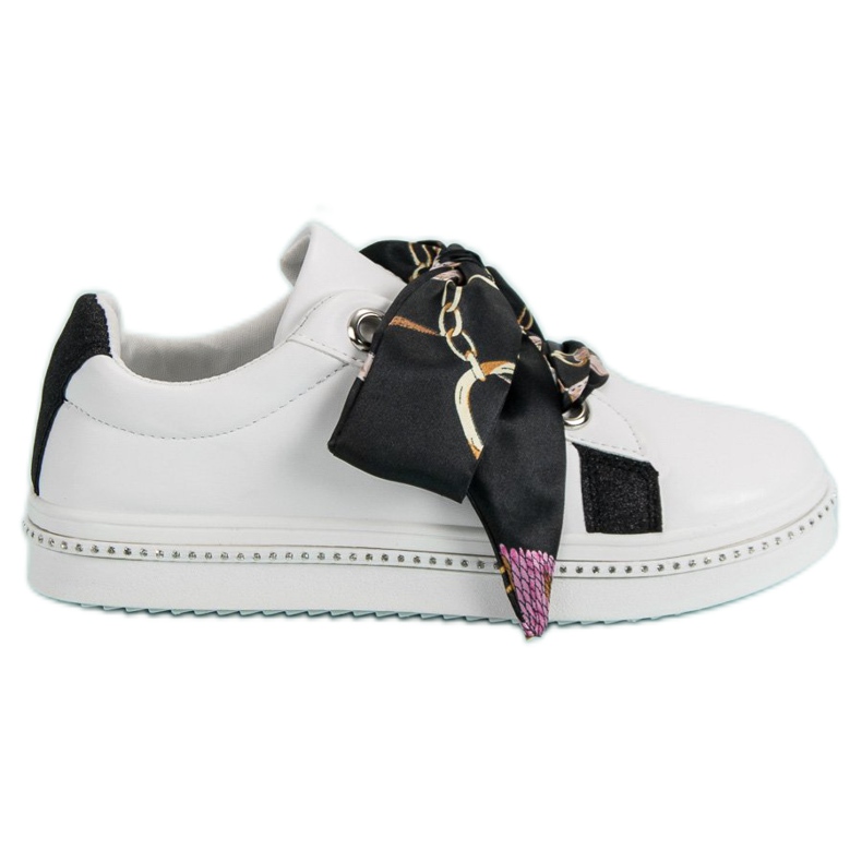 Sportovní obuv svázaná stuhou bílý