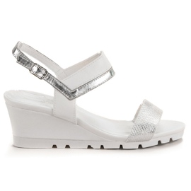 Ideal Shoes Bílé klínové sandály bílý Ideal Shoes Bílé klínové sandály bílý