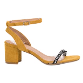 Ideal Shoes Stylové semišové sandály žluť
