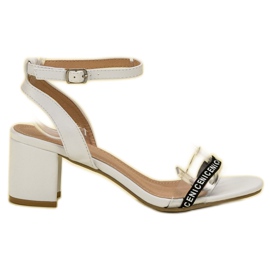 Ideal Shoes Stylové semišové sandály bílý Ideal Shoes Stylové semišové sandály bílý