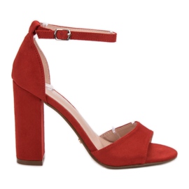 Ideal Shoes Pohodlné sandály na vysokém podpatku červený