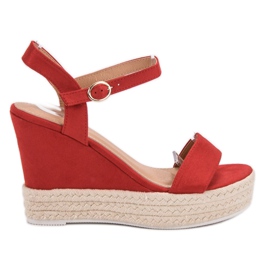 Ideal Shoes Stylové sandály na klínku červený