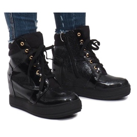 Černě lakované tenisky na hadím klínu černý