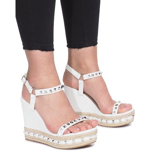Bílé klínové sandály s cubano cvočky bílý