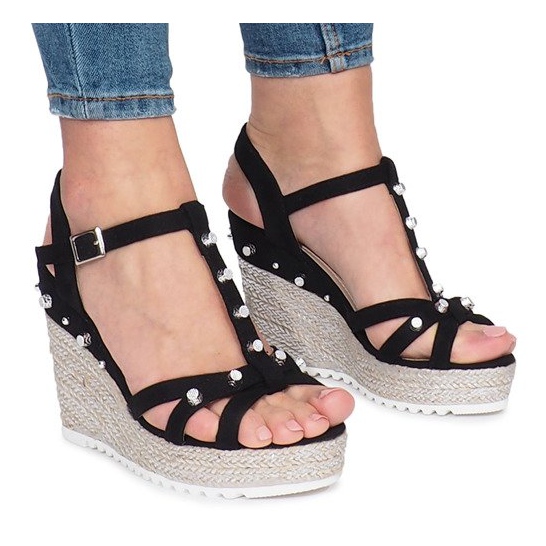 Černé klínové sandály od Chillin espadrilles černá