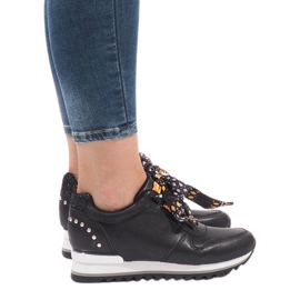 Černé sportovní tenisky na klínku G-124 černá