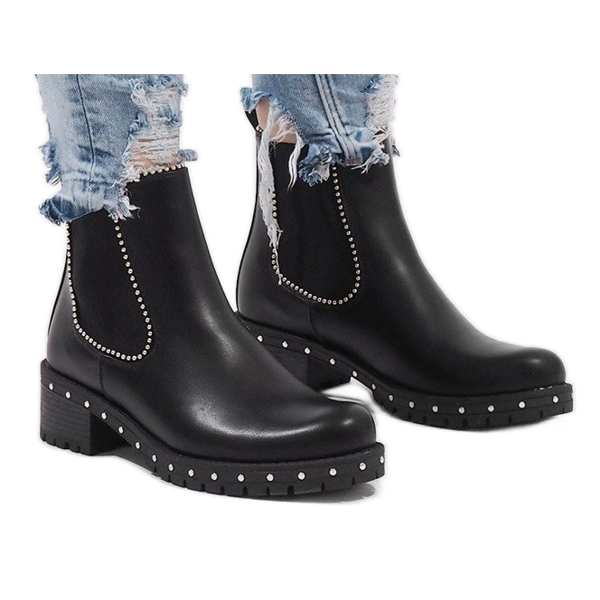 Černé zateplené boty s cvočky 17031-25 černá Černé zateplené boty s cvočky 17031-25 černá