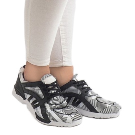 523 bílých trenérů černý