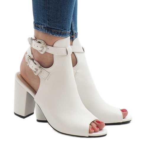 Bílé boty na sloupku 173-853 bílý