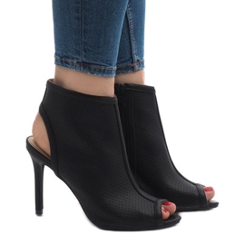 Černé kotníkové boty 1551-150 černý