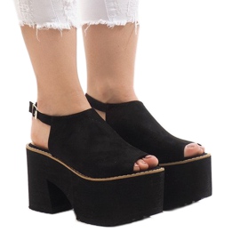 Černé sandály na masivním bloku B8290 černá Černé sandály na masivním bloku B8290 černá