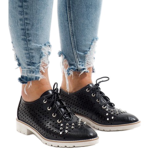 Černé prolamované boty s hřeby G-106-2 černá