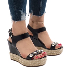 Černě lakované sandály na klínku 17060-74 černý