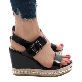 Stříbrně lakované sandály na klínku 17060-73 černý