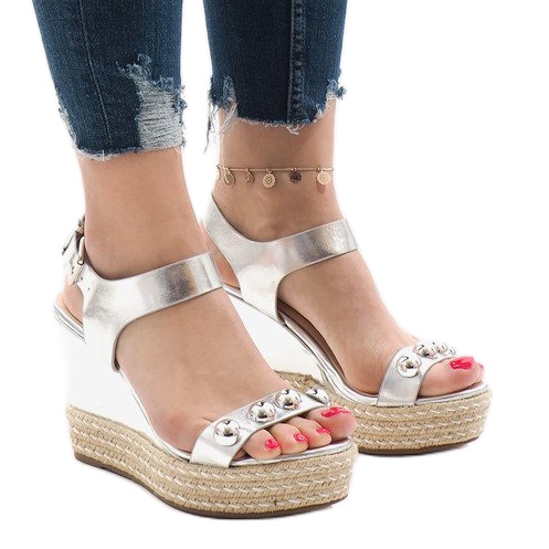 Stříbrně lakované sandály na klínku 17060-74 šedá Stříbrně lakované sandály na klínku 17060-74 šedá