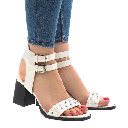 Bílé sandály na vysokém podpatku 77-12 bílý Bílé sandály na vysokém podpatku 77-12 bílý