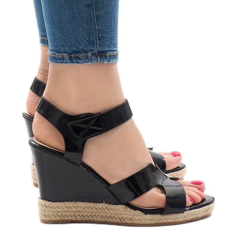 Černé klínové sandály LWF-5H5670 černá Černé klínové sandály LWF-5H5670 černá