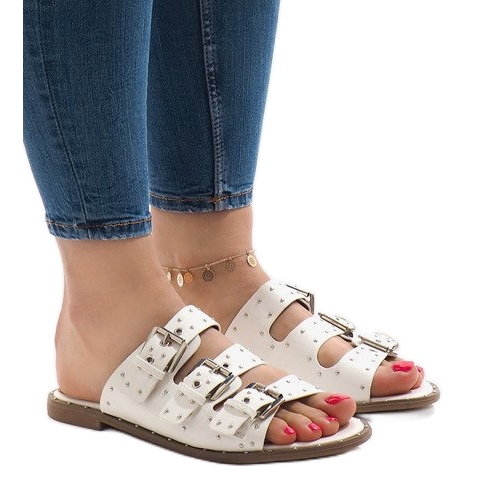 Bílé pantofle s cvočky a sponou F-3659 bílý