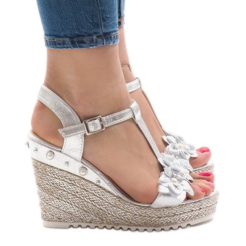 Stříbrné klínové sandály s květinami T-682-5 šedá Stříbrné klínové sandály s květinami T-682-5 šedá