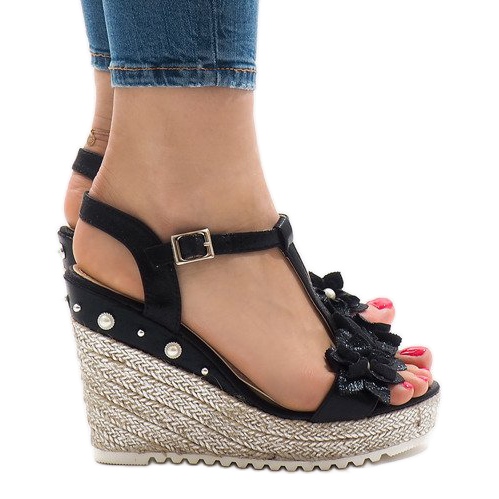 Černé klínové sandály s květinami T-682-5 černá