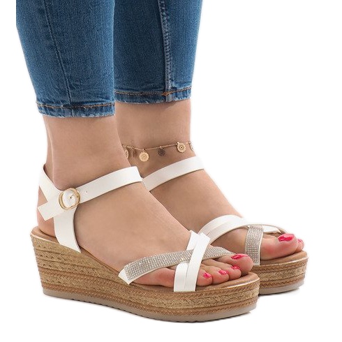 Bílé sandály na platformě WS8816 bílý