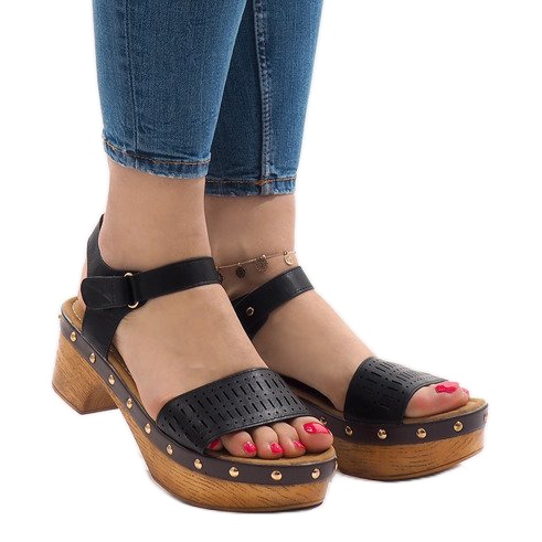 Černé sandály na platformě FM4142 černá Černé sandály na platformě FM4142 černá