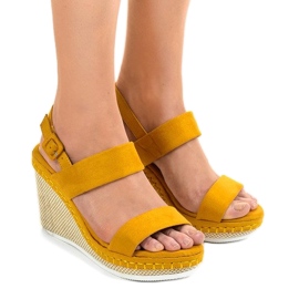 Žluté klínové sandály U-6291 žlutá