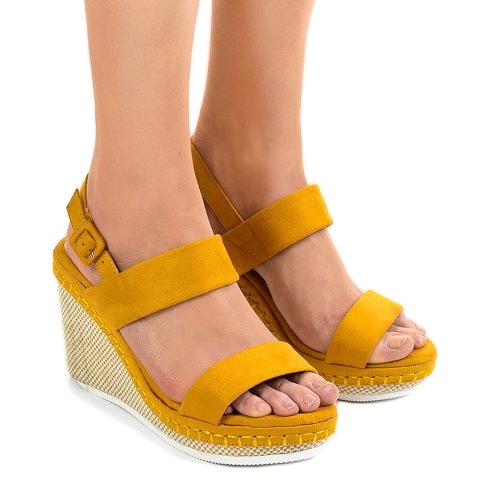 Žluté klínové sandály U-6291 žlutá