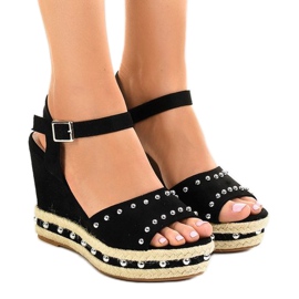 Černé klínové sandály s perlami 77-32 černá Černé klínové sandály s perlami 77-32 černá
