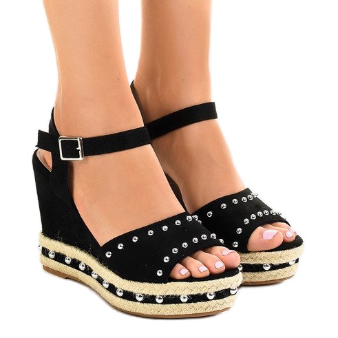 Černé klínové sandály s perlami 77-32 černá