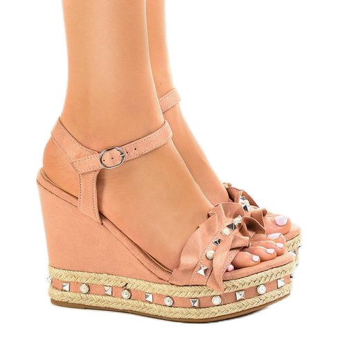 Růžové sandály na klínku s perlami 2445 růžový