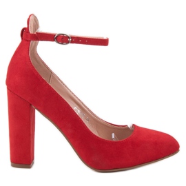 Ideal Shoes Lodičky zapnuté sponou červený