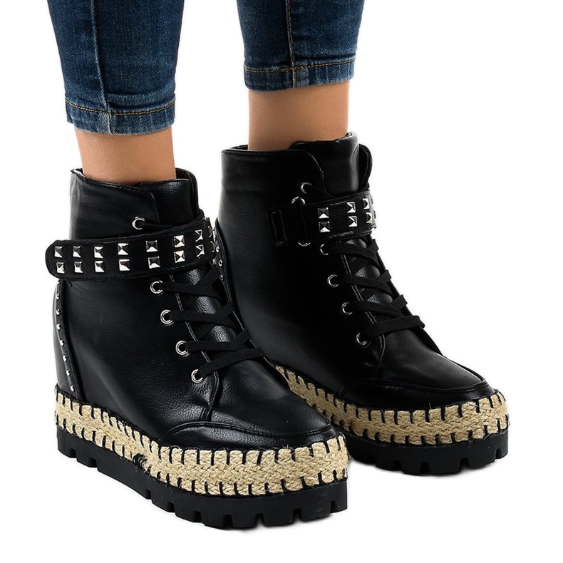 Černé dámské kotníčkové boty s traperem AJ-547 černá