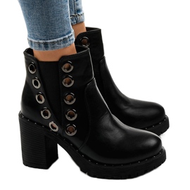 Černé kotníkové boty s cvočky D37-5 černý