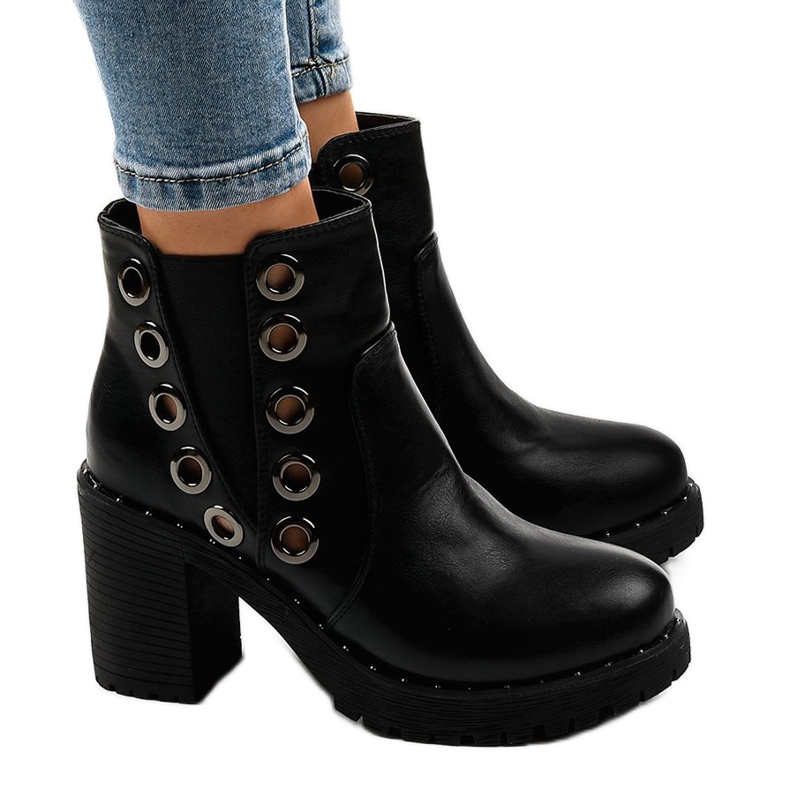 Černé kotníkové boty s cvočky D37-5 černá Černé kotníkové boty s cvočky D37-5 černá