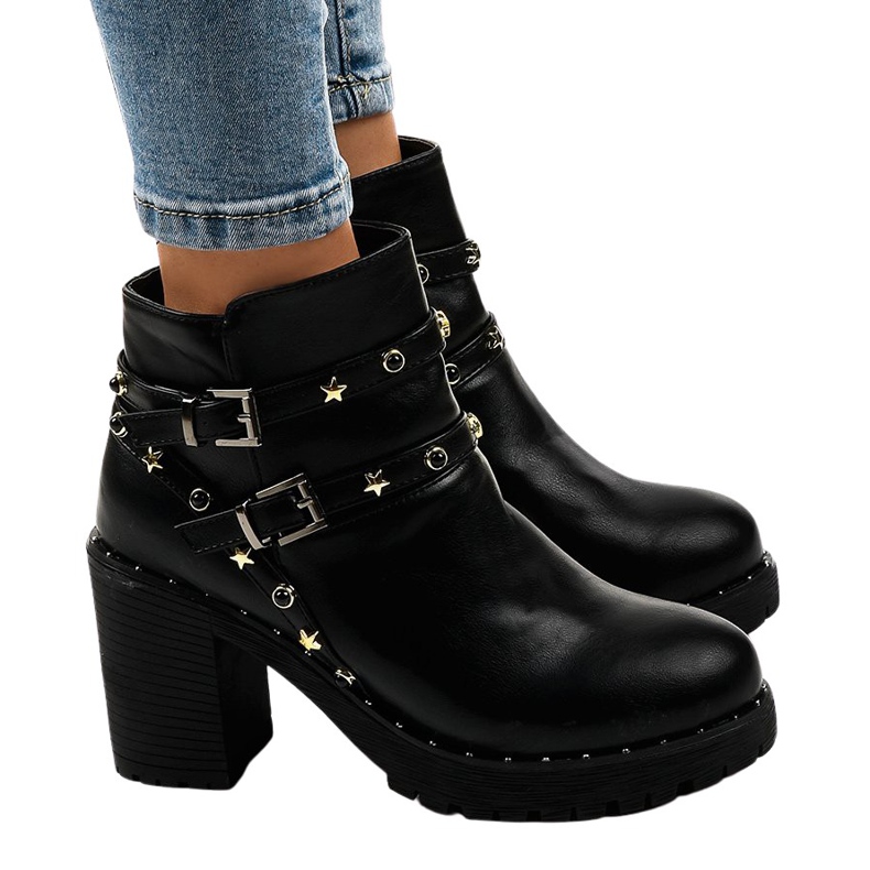 Černé kotníkové boty s hvězdami D37-9 černá Černé kotníkové boty s hvězdami D37-9 černá