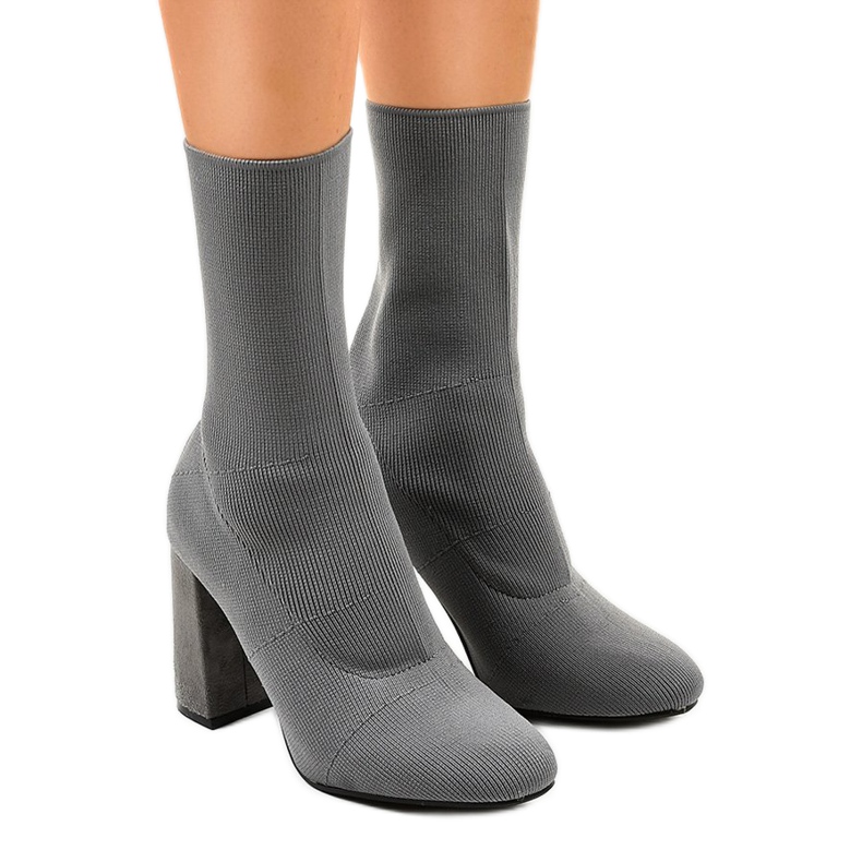 Šedé boty na sloupku QQ08 šedá