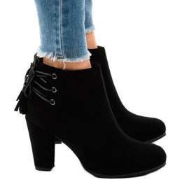 Černé semišové kotníkové boty na sloupku JA75 černá